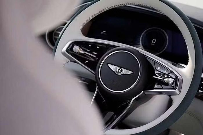 Bên cạnh một số đặc trưng thiết kế nhận diện của thương hiệu xe sang 107 năm tuổi, mẫu xe này cũng phá vỡ truyền thống theo nhiều cách, đặc biệt là bên trong khoang lái. Tại đây, Bentley đảm bảo nội thất của Torcal vẫn quen thuộc nhưng đồng thời tạo được nét khác biệt với nhiều vật liệu được chế tác thủ công.