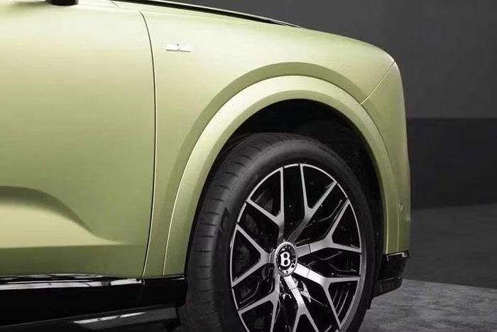 Dù có chiều dài lên tới 5 m nhưng Torcal thực tế là mẫu xe 4 cửa ngắn nhất của Bentley. Phía sau xe có khoang hành lý dung tích 460 lít trong khi con số tương ứng của ngăn chứa đồ phía trước là 90 lít. Bên ngoài, Torcal gần như không thể nhầm lẫn với bất kỳ mẫu xe Bentley nào khác.