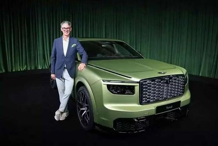 Sau nhiều năm phát triển, Bentley vừa chính thức giới thiệu mẫu xe điện đầu tiên của hãng, đó là Torcal. Quan trọng hơn, đây không chỉ đơn thuần là phiên bản thuần điện của Bentley Bentayga. Torcal trở thành dòng xe thứ tư của Bentley, đồng thời giới thiệu ngôn ngữ thiết kế mới mà hãng cho biết sẽ ảnh hưởng đến các sản phẩm tương lai, bất kể chúng sử dụng hệ truyền động nào.