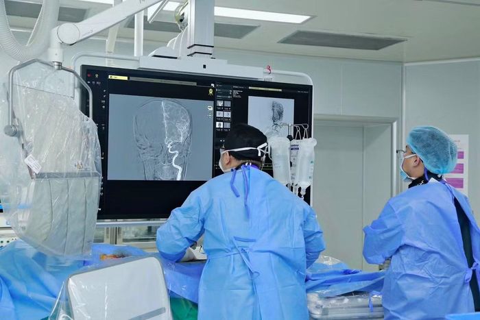 Bác sĩ thực hiện can thiệp cho bệnh nhân Ảnh BVCC