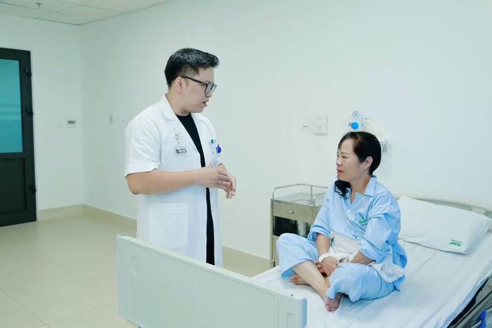 Bác sĩ trao đổi với bệnh nhân sau can thiệp - Ảnh BVCC