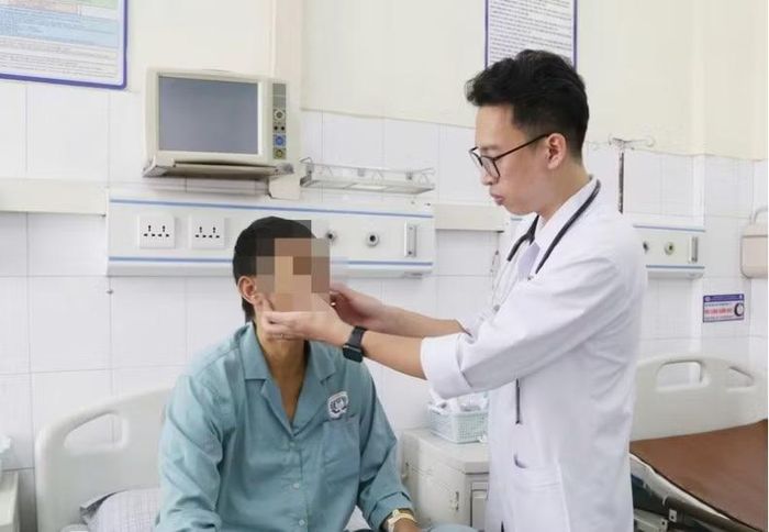 BSNT Trần Văn Sơn – Khoa Nội Hô hấp – Tiêu hoá kiểm tra sức khoẻ cho người bệnh trước khi ra viện - Ảnh BVCC