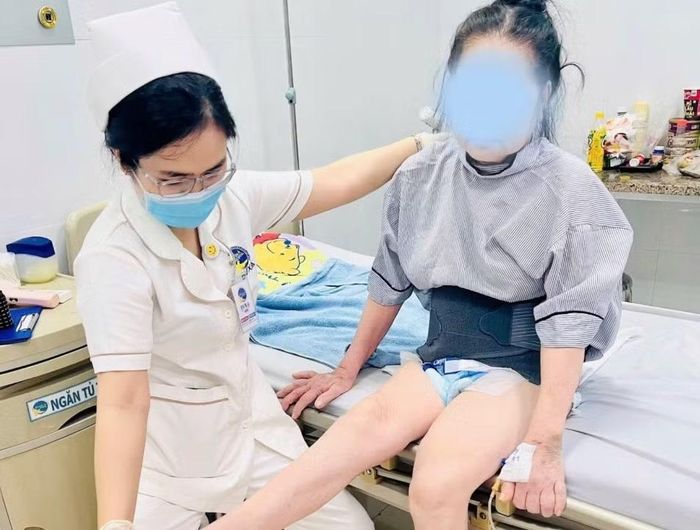 Bác sĩ kiểm tra chức năng vận động của bệnh nhân sau phẫu thuật - Ảnh BVCC