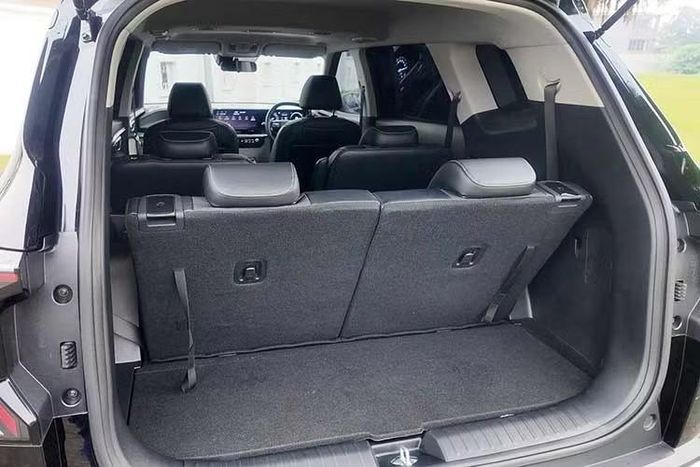 Các tính năng an toàn tiêu chuẩn phần lớn giống với Carens. Kia Clavis có 18 tính năng an toàn tiêu chuẩn trên tất cả các biến thể, so với 15 tính năng an toàn tiêu chuẩn có sẵn trên Carens. Các điểm nổi bật chính bao gồm 6 túi khí, ESC, VSM, BAS, HAC, DBC & ABS, cảm biến đỗ xe trước và sau, phanh đĩa toàn bộ bánh xe và hệ thống giám sát áp suất lốp.