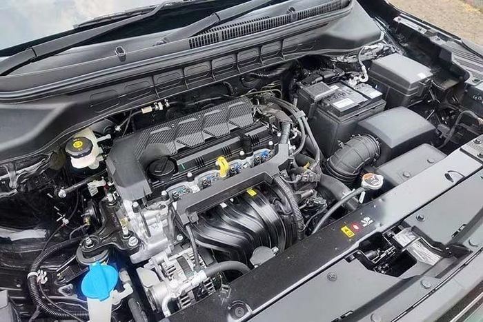 Các tùy chọn hệ động lực của Carens Clavis vẫn giữ nguyên tại Ấn Độ, ngoại trừ hộp số 6MT được bổ sung thêm động cơ xăng tăng áp 1,5 lít. Các tùy chọn hộp số 6iMT và 7DCT giống như Carens. Động cơ xăng tăng áp 1,5 lít tạo ra công suất 160PS và mô-men xoắn 253Nm. Các tùy chọn động cơ khác, động cơ xăng NA 1,5 lít 115PS (hộp số sàn 6MT) và động cơ diesel 1,5 lít 116PS (6MT / 6AT) giống như Carens.