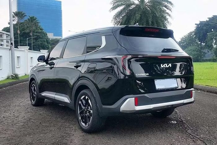 Ở các bản cao cấp, Kia Carens 2026 nâng cấp mới sử dụng hợp kim hai tông màu phay kim cương 17 inch. Ở phía sau, Carens Clavis có đèn hậu kết nối Star Map LED. Bên trong, Kia Clavis có màn hình toàn cảnh kép 26,62 inch cho thông tin giải trí và bảng điều khiển cụm đồng hồ.