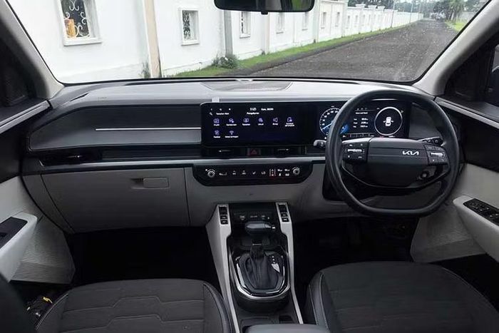 Để so sánh, Kia Carens được trang bị màn hình cảm ứng 10,25 inch và cụm đồng hồ kỹ thuật số đầy đủ có cùng kích thước. Một bổ sung khác cho Clavis là ghế lái chỉnh điện 4 hướng. Bộ Kia Connect đã được cập nhật với điều khiển cửa sổ từ xa, chức năng tìm xe của tôi với màn hình quan sát xung quanh và lệnh VR đa ngôn ngữ.