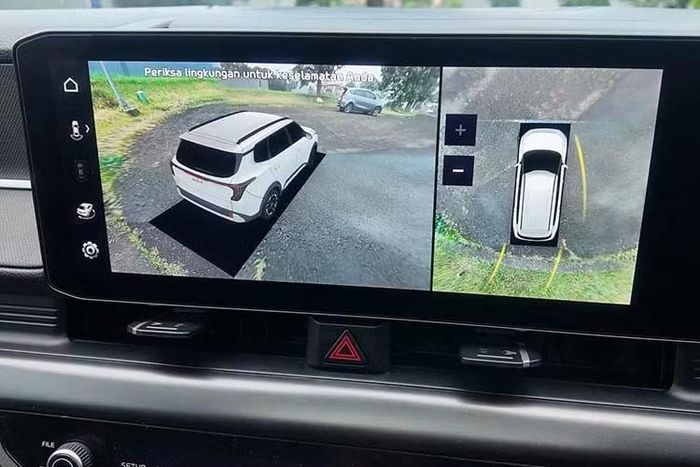 Một bản cập nhật lớn khác với Kia Clavis là cửa sổ trời toàn cảnh 2 tấm kính. Trong khi đó, Carens được cung cấp với cửa sổ trời một tấm kính. Những điểm nổi bật khác của Kia Clavis bao gồm cụm nút điều chỉnh hệ thống thông tin giải trí/điều hoà, ghế trước thông gió, máy lọc không khí tinh khiết thông minh với màn hình đo chỉ số chất lượng không khí AQI và hệ thống âm thanh cao cấp BOSE với 8 loa.