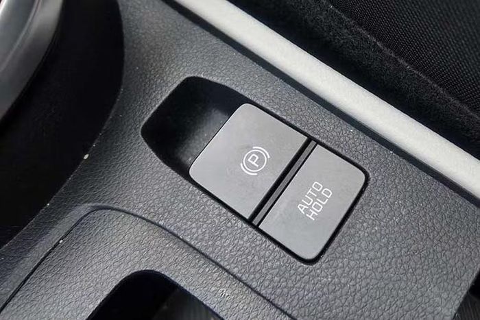 Kia Clavis có ADAS Cấp độ 2 với 20 tính năng tự động với biến thể 7DCT. Gói này gồm cảnh báo va chạm điểm mù, hỗ trợ tránh va chạm điểm mù, màn hình quan sát điểm mù trong cụm, camera 360°, kiểm soát hành trình thông minh với chức năng dừng và đi và cảnh báo sự chú ý của người lái.