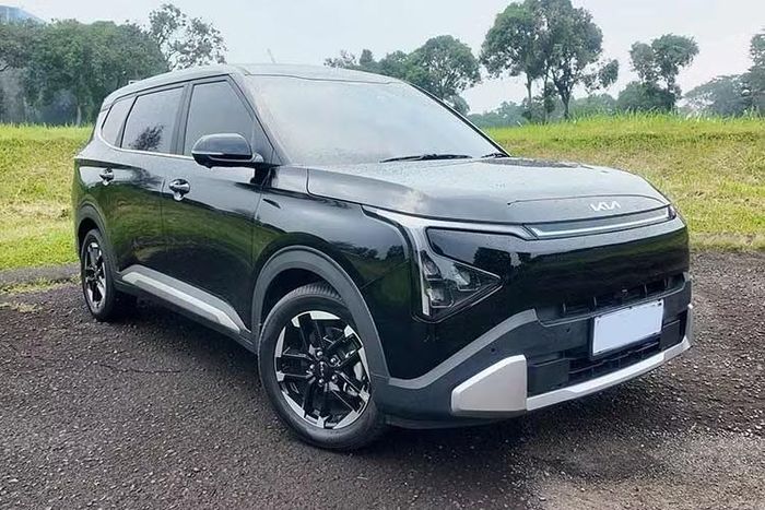 Thiết kế của mẫu xe này khác khá nhiều so với Carens hiện tại đang bán ở Việt Nam. Mặt trước của Carens Clavis trông khá giống các dòng xe điện EV của Kia khi đã được cập nhật với đèn LED DRL Star Map bóng bẩy tích hợp đèn báo rẽ. Ngoài ra, đèn pha LED cũng có các bóng dạng đá viên Ice-Cube MFR. Carens Clavis cũng có các tấm ốp trước sau với lớp mạ crôm satin.