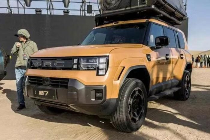 Cuộc đua SUV địa hình với kiểu dáng vuông vức tại thị trường Trung Quốc vừa đón thêm một thành viên mới, đó là GAC Yue 7 2026 mới. Mẫu SUV địa hình hybrid cắm sạc này nhắm trực tiếp đến đối thủ nội địa BYD Fangchengbao Tai 7.
