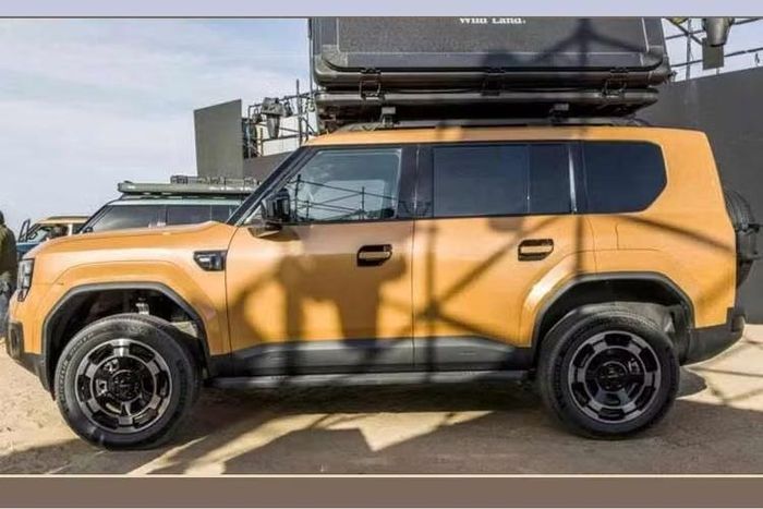 GAC Yue 7 mang đầy đủ đặc trưng của một mẫu SUV địa hình với thân xe vuông vức, ốp cua lốp mở rộng, cụm đèn pha hình chữ nhật, cửa cốp mở sang ngang và tay nắm cửa truyền thống. Xe không sử dụng kiểu tay nắm cửa ẩn nhằm đáp ứng quy định của Chính phủ Trung Quốc.