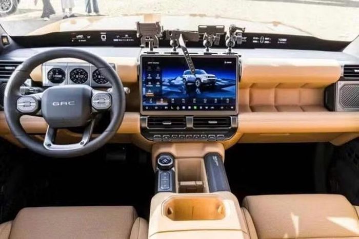 Bên trong xe là không gian nội thất có cấu hình 5 chỗ ngồi. Xe được trang bị một dải màn hình toàn cảnh dài 1,1 m trải ngang mặt táp-lô, màn hình cảm ứng trung tâm 15,6 inch và cụm nút bấm vật lý riêng biệt. Hàng ghế thứ hai có thể ngả tới 127 độ trong khi khoang hành lý có dung tích 745 lít và tăng lên 1.860 lít nếu gập ghế.
