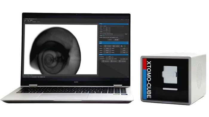 Xtomo-Cube có trọng lượng 6 kg, kích thước tương đương một chiếc loa để bàn và có thể cầm bằng một tay.