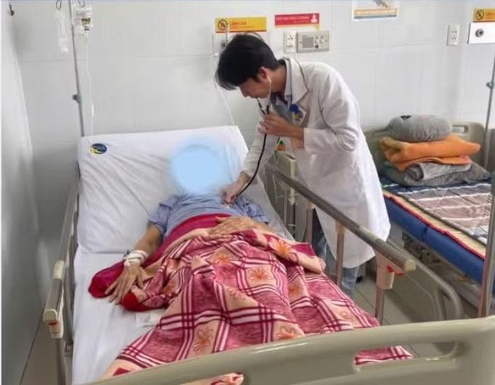Bác sĩ thăm khám cho người bệnh - Ảnh BVCC