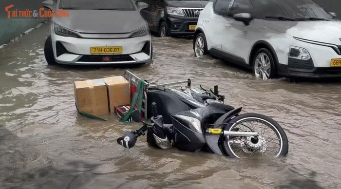 Hàng hoá của nam thanh niên đi giao bị hư hỏng nặng vì nước...