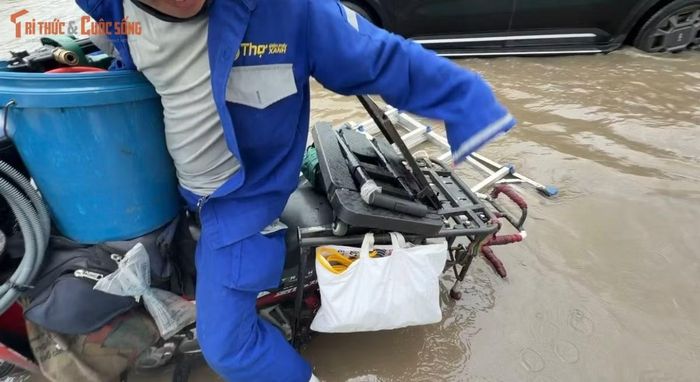 Một nam công nhân bị sụp hố sâu trên đường Lương Định Của vào chiều 24/9 phải nhờ sự trợ giúp của người đi đường...