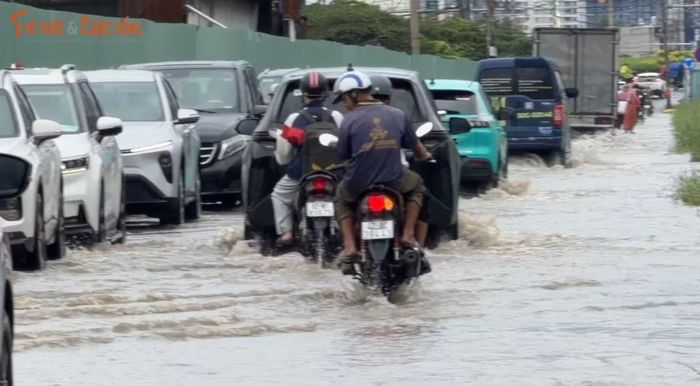 Hầu hết những con đường bị ngập sẽ rút nước khi dừng mưa. Tuy nhiên, tuyến đường Lương Định Của (đoạn từ nút giao Trần Não đến đường Tố Hữu), thuộc phường An Khánh (TP Thủ Đức - quận 2 cũ) TP HCM suốt nhiều ngày dù có mưa hay dứt mưa đều trong tình trạng ngập nặng...