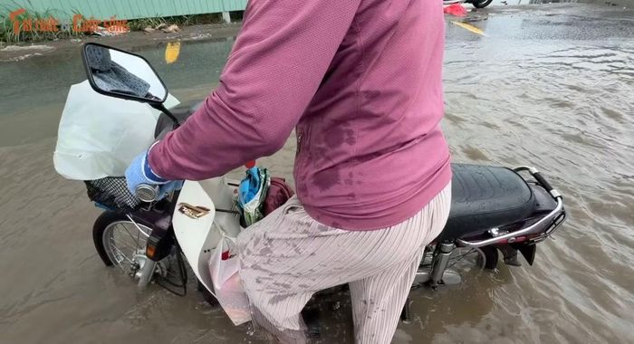 Người phụ nữ này bị sụp hố sâu chới với giữa "biển nước" tù động suốt hơn 10 ngày...
