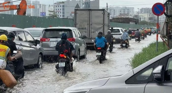Theo ghi nhận của PV Tri thức và Cuộc sống, đoạn đường gần 1km nhưng là tuyến lưu thông đông đúc phương tiện từ khu Đông về Trung tâm thành phố và ngược lại.