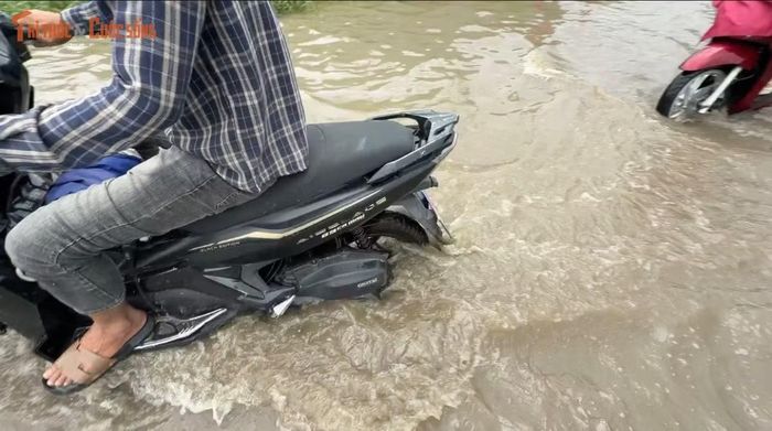Người điều khiển phương tiện không phát hiện hố sâu vì mặt đường ngập nước...