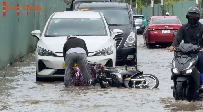 Một nhân viên giao hàng bị sụp hố sâu khiến xe và hàng hoá ngã nhào sõng soài xuống đường...