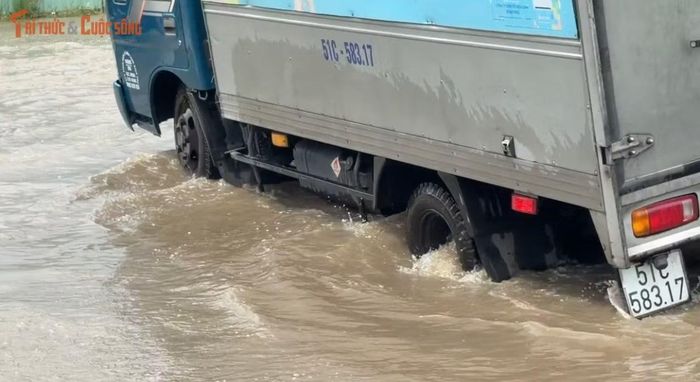Xe tải cũng bị sụp hố...