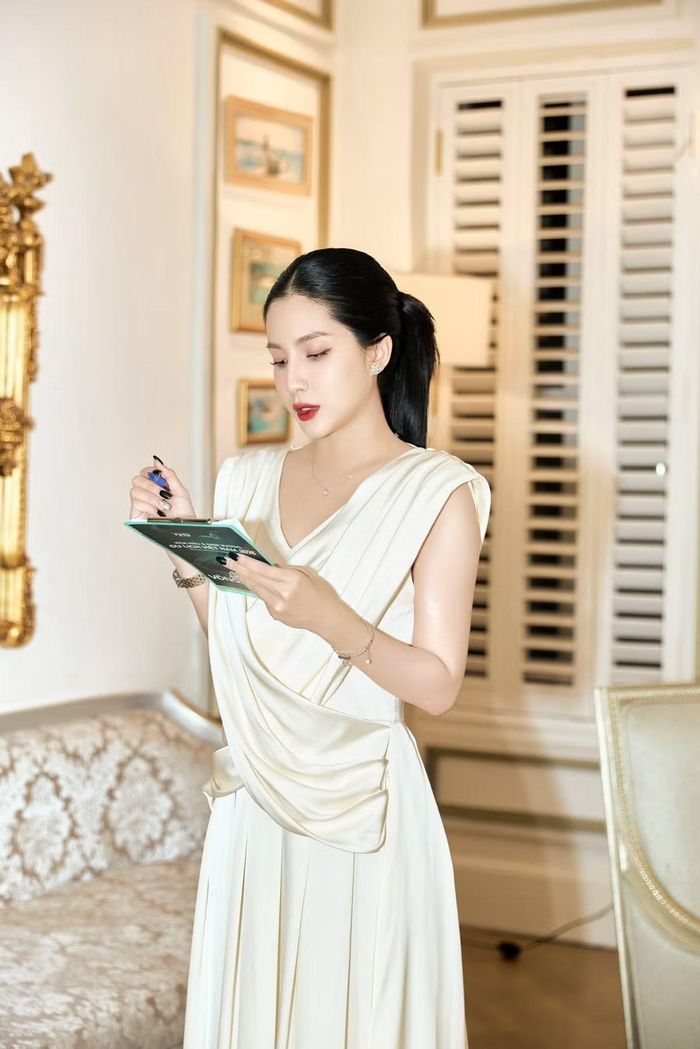 Từ cô gái mang vẻ đẹp trong veo trong những MV ca nhạc ngày nào, Thiên An hiện tại đã có sự thay đổi đáng chú ý về thần thái và phong cách. Nét đẹp mặn mà sau khi làm mẹ cùng gu thời trang ngày càng biến hóa giúp nữ diễn viên tiếp tục nhận được sự quan tâm mỗi khi xuất hiện trước công chúng. Ảnh: FB Thiên An