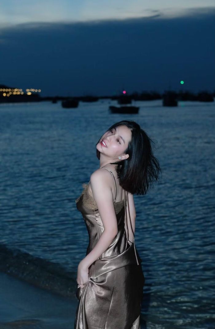 Ở tuổi 27, nhan sắc Thiên An được nhận xét ngày càng thăng hạng. Nếu trước đây cô gây ấn tượng bởi vẻ đẹp trong trẻo, ngây thơ thì hiện tại, người đẹp mang đến cảm giác trưởng thành hơn với thần thái thanh lịch, mặn mà và có chiều sâu. Ảnh: FB Thiên An
