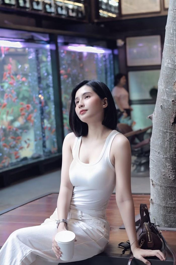 Trái ngược hình ảnh quyến rũ trước ống kính, khi ngoài đời Thiên An thường lựa chọn những trang phục nhẹ nhàng, kín đáo và thanh lịch. Ảnh: FB Thiên An