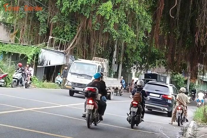 Tuyến đường nơi xảy ra vụ việc đang được lực lượng giám sát, bảo vệ nghiêm ngặt để cơ quan chức năng điều tra làm rõ vụ trọng án.