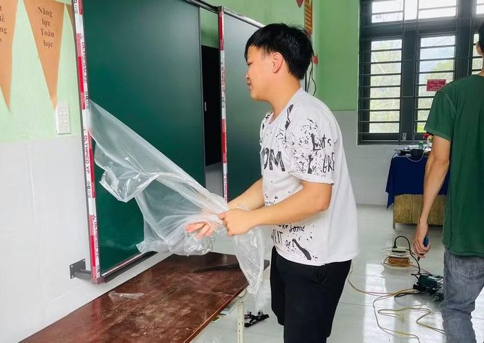 Trường PTDTBT Tiểu học Trà Leng trang bị bảng trượt và ti vi thông minh tại một điểm trường thôn. Ảnh: NTCC