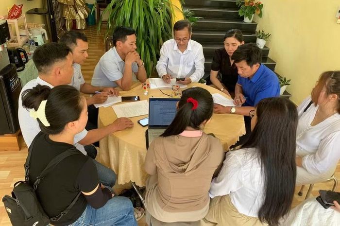 Đoàn công tác hỗ trợ vận hành tại Trường PTNT Tiểu học và THCS La Êê hướng dẫn quản trị trường học trên môi trường số. Ảnh: NTCC