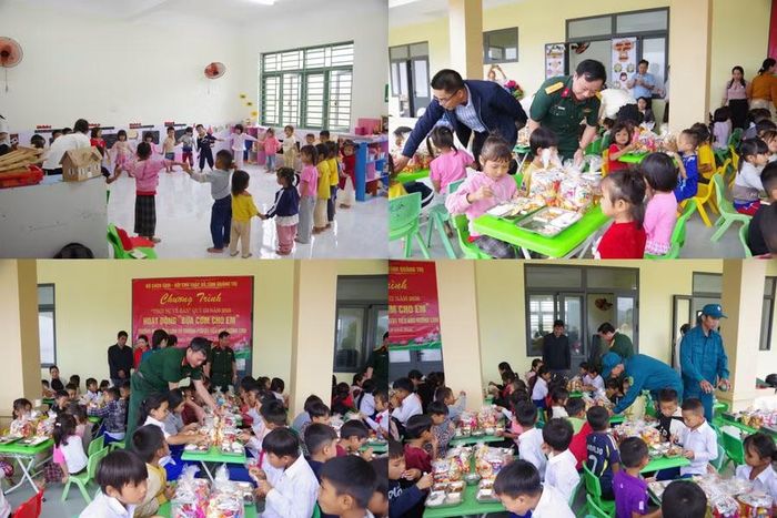 Ban tổ chức tặng quà đến học sinh nhân dịp Tết Trung thu.