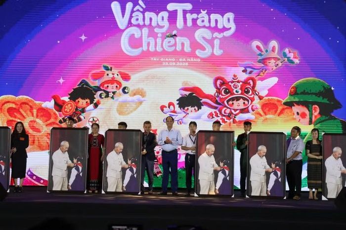 Các đại biểu trao quà tặng 6 Trường phổ thông dân tộc nội trú Tiểu học & THCS trên địa bàn Đà Nẵng.