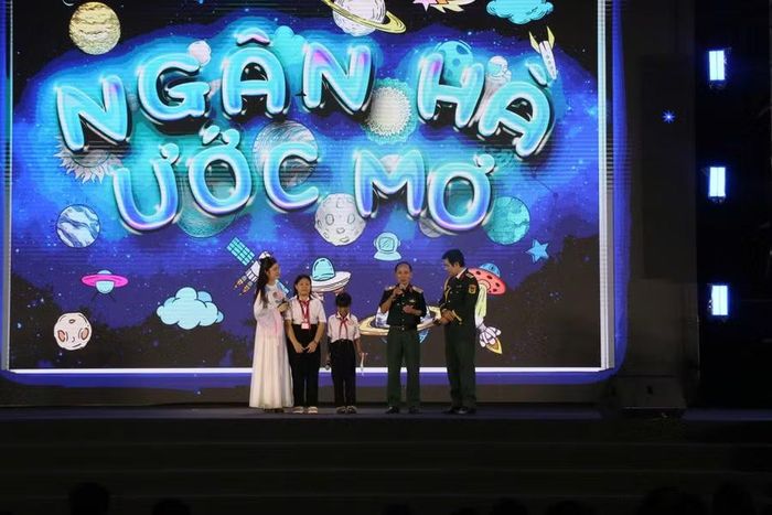 Một số điều ước mà các em gửi gắm đến "Ngân hà ước mơ" đã được hiện thực hóa ngay tại chương trình.
