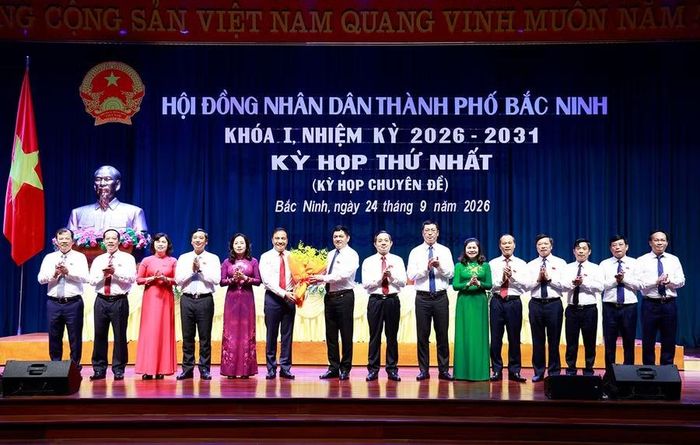 Thường trực Thành uỷ, HĐND, UBND TP Bắc Ninh tặng hoa chúc mừng ông Đào Thanh Trường, tân Phó Chủ tịch UBND thành phố nhiệm kỳ 2026 - 2031.