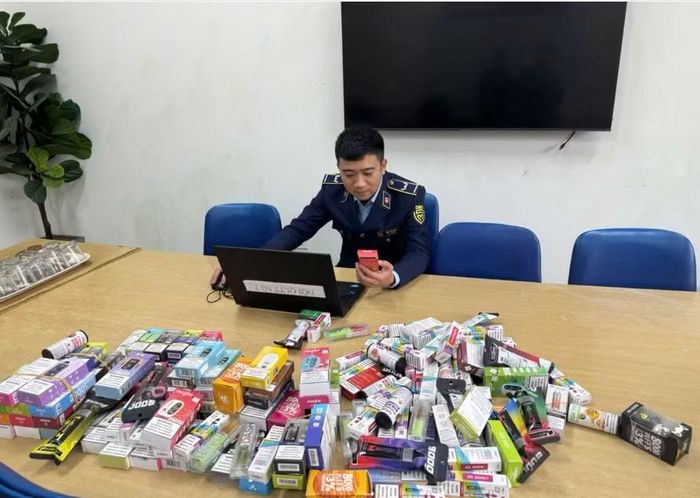 Nhiều sản phẩm thuốc lá điện tử, thuốc lá nung nóng được quảng cáo dưới nhiều hình thức - (Ảnh: QLTT Hà Nội).