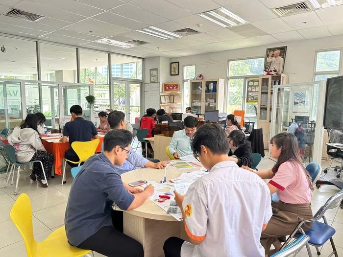 Sinh viên làm thủ tục nhập học tại Trường Cao đẳng Viễn Đông (TPHCM).