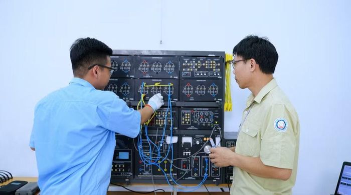 Giáo viên hướng dẫn thực hành cho sinh viên Trường Cao đẳng Nghề TPHCM.