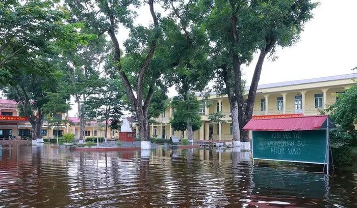 Ngập lụt tại Trường THCS Đồng Tiến