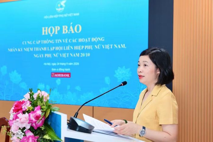 Bà Nguyễn Thị Kim Dung, Phó Trưởng Ban Thường trực Ban Công tác Phụ nữ, Trung ương Hội LHPN Việt Nam thông tin tại họp báo.