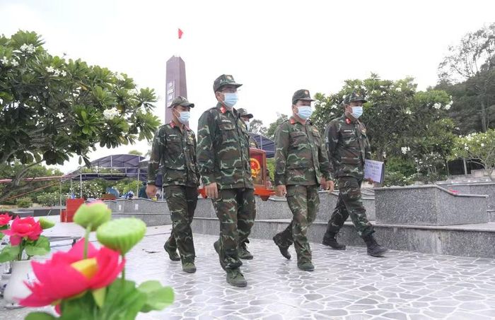 Không khí làm việc diễn ra khẩn trương nhưng vẫn giữ trọn sự trang nghiêm.
