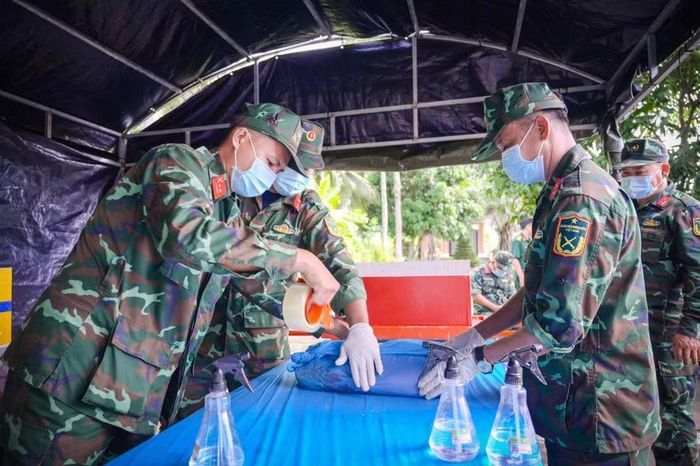Các đội lấy mẫu sinh phẩm hài cốt liệt sĩ nỗ lực thực hiện nhiệm vụ.