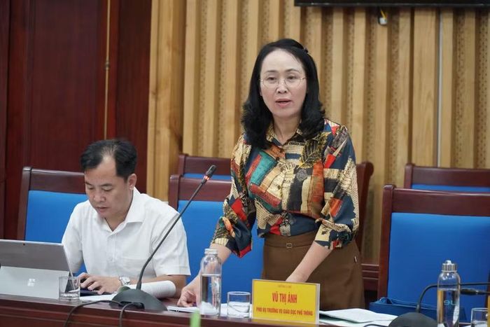 Cán bộ đoàn công tác Bộ GD&ĐT trao đổi các vấn đề về giáo dục phổ thông tại buổi làm việc. Ảnh: Hồ Lài