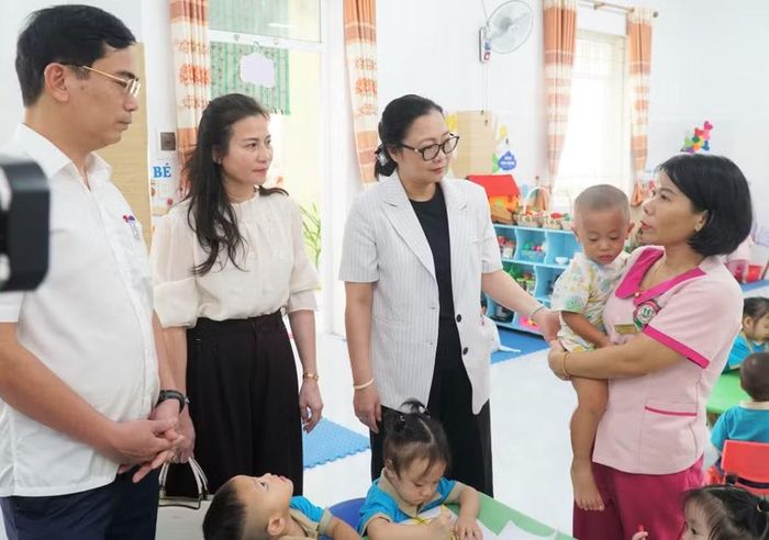 Đoàn công tác Bộ GD&ĐT đến thăm, làm việc tại Trường Mầm non Hoàng Mai 1 (phường Hoàng Mai, Nghệ An). Ảnh: Hồ Lài