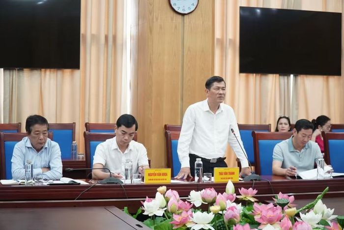 Ông Thái Văn Thành - Phó Chủ tịch UBND tỉnh Nghệ An phát biểu và đề xuất các ý kiến về giáo dục, đào tạo tại buổi làm việc. Ảnh: Hồ Lài