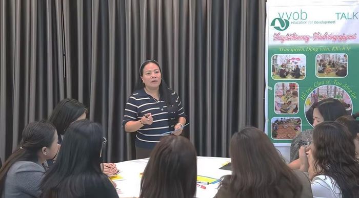 Cô Nhâm chia sẻ kinh nghiệm tổ chức các hoạt động phát triển chuyên môn cho giáo viên tại hội thảo dự án TALK.