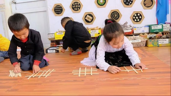 Trẻ sử dụng các học liệu được làm từ nguyên vật liệu tự nhiên tại trường mầm non Lũng Thầu.