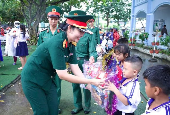 Hội Phụ nữ cơ quan Bộ CHQS tỉnh An Giang trao quà Trung thu cho các em học sinh.